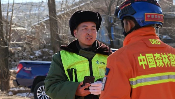 積石山地震發(fā)生后，朱貴民臨危受命，連夜組織人員設(shè)備馳援災(zāi)區(qū)。天還沒有亮，救援簡(jiǎn)易帳篷開始搭建，受災(zāi)群眾們?cè)诎踩貛鹑∨諝庵袕浡o張的氣息，“我們要加快救援速度，災(zāi)情不等人！”為保證計(jì)劃工期順