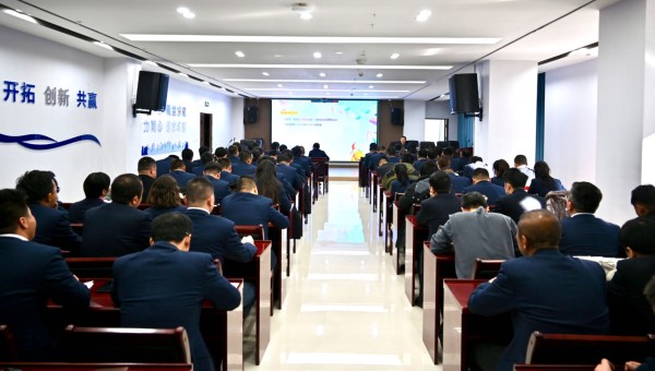 為進(jìn)一步強(qiáng)化國(guó)有企業(yè)思想政治工作，切實(shí)提升職工心理健康服務(wù)質(zhì)量和水平，引導(dǎo)廣大職工以健康的心態(tài)積極投身工作，助力和諧企業(yè)文化建設(shè)，近日，交科公司邀請(qǐng)心理咨詢師楊禮華為廣大干部職工開展了“壓力認(rèn)知與應(yīng)對(duì)