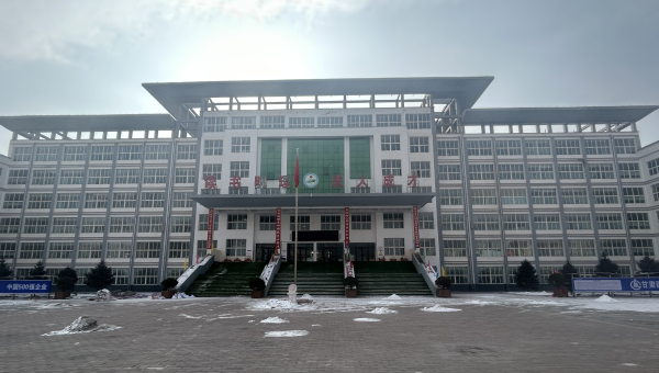春節(jié)將至，大多數(shù)建設(shè)者已踏上歸途，但在臨夏積石山縣積石中學災后維修項目施工現(xiàn)場，仍是一派如火如荼、干勁十足的繁忙景象，墻面修補、吊頂安裝、更換震損礦棉板等作業(yè)緊張有序進行，為即將到來的新春佳節(jié)“渲染”