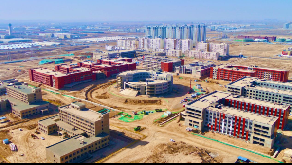 復(fù)工以來，蘭州工業(yè)學(xué)院蘭州新區(qū)新校區(qū)建設(shè)項(xiàng)目火力全開，走近各作業(yè)面，材料運(yùn)輸車輛來回穿梭、支溝作業(yè)現(xiàn)場(chǎng)轟鳴作響、體育場(chǎng)周邊大型吊機(jī)往來運(yùn)作、綜合管廊內(nèi)電焊火花飛揚(yáng)……一派忙碌景象！據(jù)了解，項(xiàng)目部緊緊圍