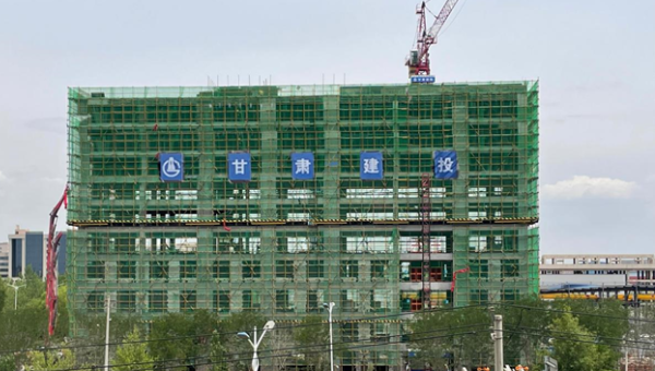 伴隨著辦公樓主體質(zhì)量驗(yàn)收順利通過，標(biāo)志著甘肅省交科建設(shè)有限公司承建的蘭州大宏蘭州新區(qū)二期綜合辦公樓建設(shè)項(xiàng)目已邁向新的建設(shè)階段。自開工以來，項(xiàng)目管理團(tuán)隊(duì)秉承“只爭朝夕搶工期精心組織出精品”的理念，緊緊圍