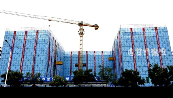 10月16日，由甘肅省交科建設(shè)有限公司承建的蘭州新區(qū)新材料產(chǎn)業(yè)園區(qū)公共服務(wù)平臺項(xiàng)目主體結(jié)構(gòu)順利封頂，為該項(xiàng)目二次結(jié)構(gòu)和裝飾裝修奠定堅(jiān)實(shí)基礎(chǔ)。據(jù)了解，該項(xiàng)目為公共建筑工程，自建設(shè)以來，項(xiàng)目管理團(tuán)隊(duì)面對工